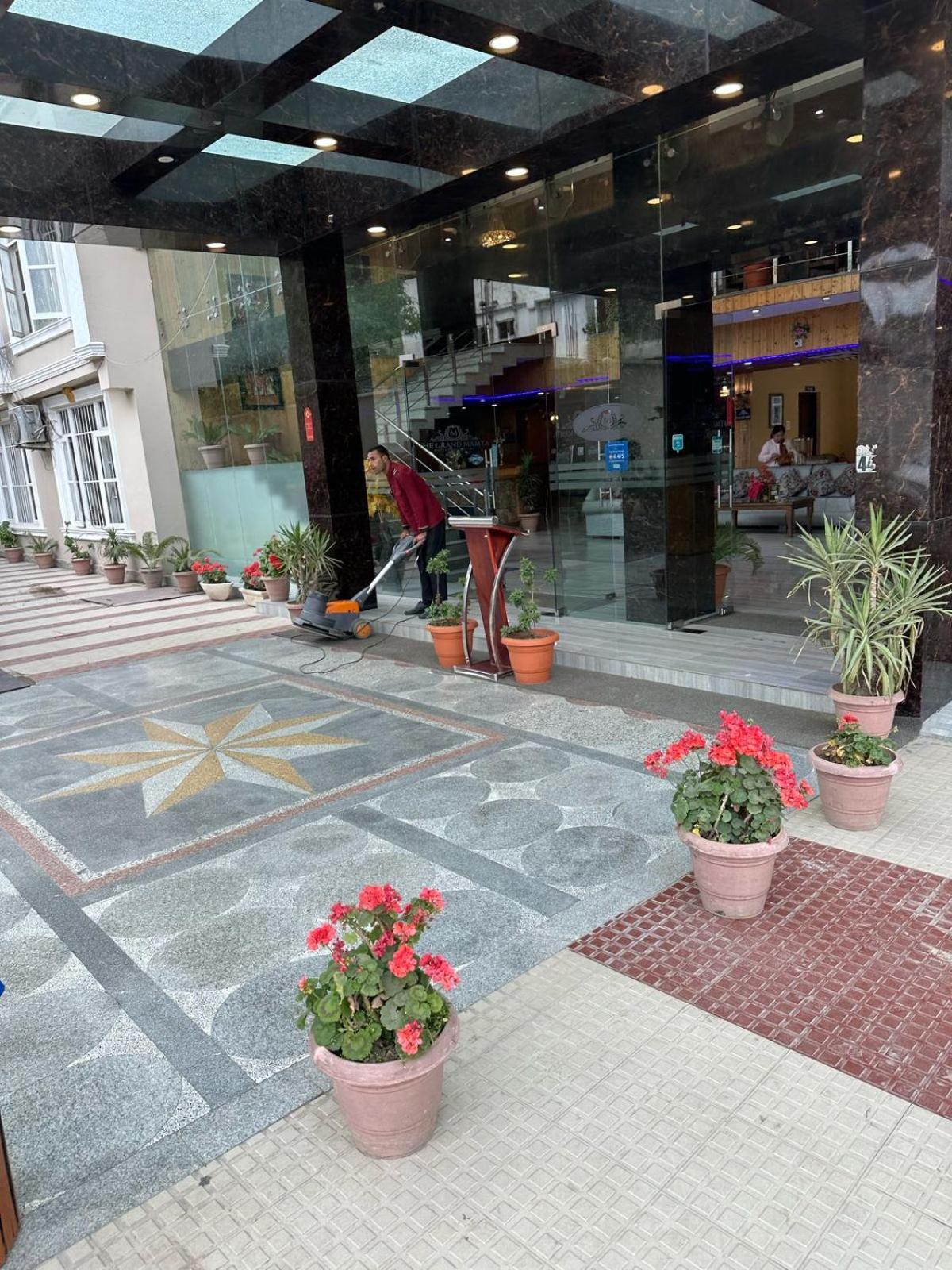 โฮเต็ล เดอะ แกรนด์ มัมตา Hotel ศรีนาการ์ ภายนอก รูปภาพ